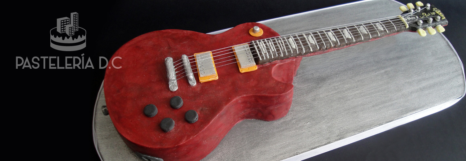Torta esculpida con forma de guitarra eléctrica